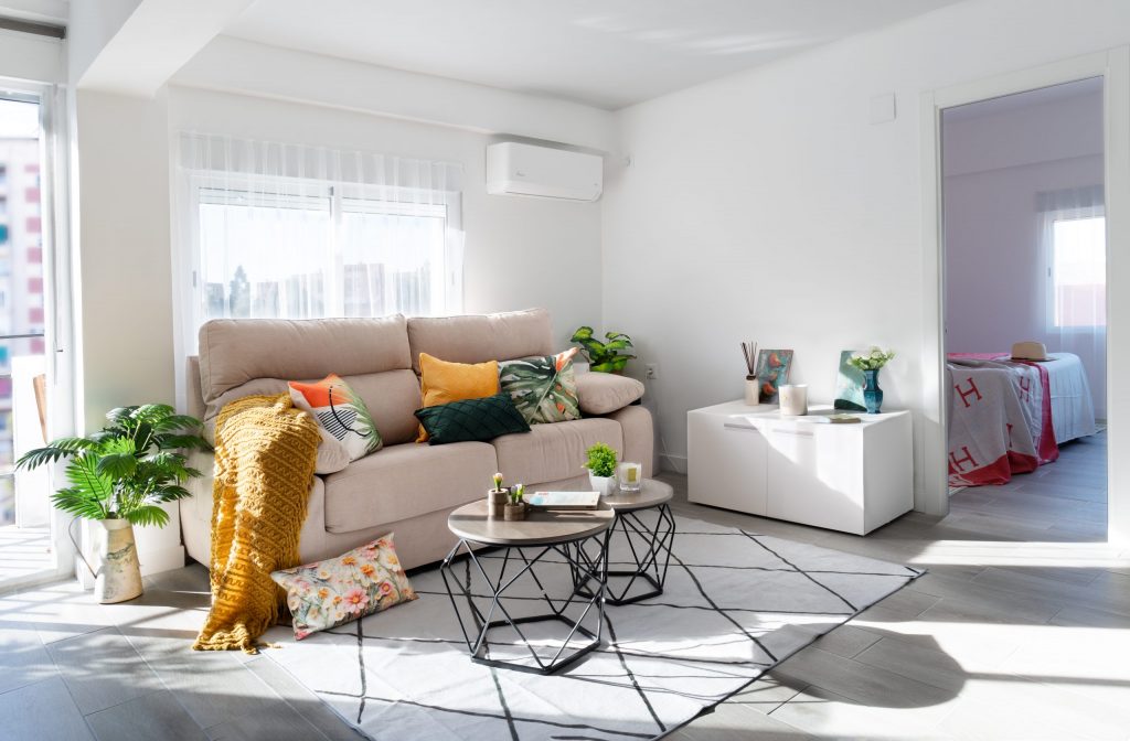 Salón con decoración de home staging para venta de vivienda en Valencia.