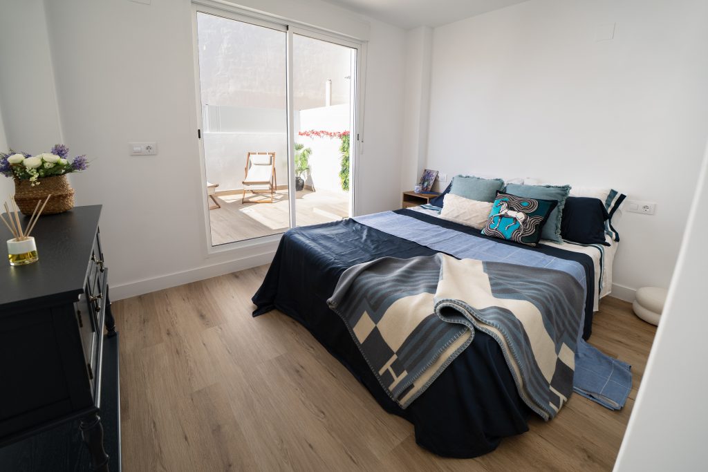 Dormitorio principal luminoso con acceso a terraza en Valencia, fotografía de Inmofoto360.