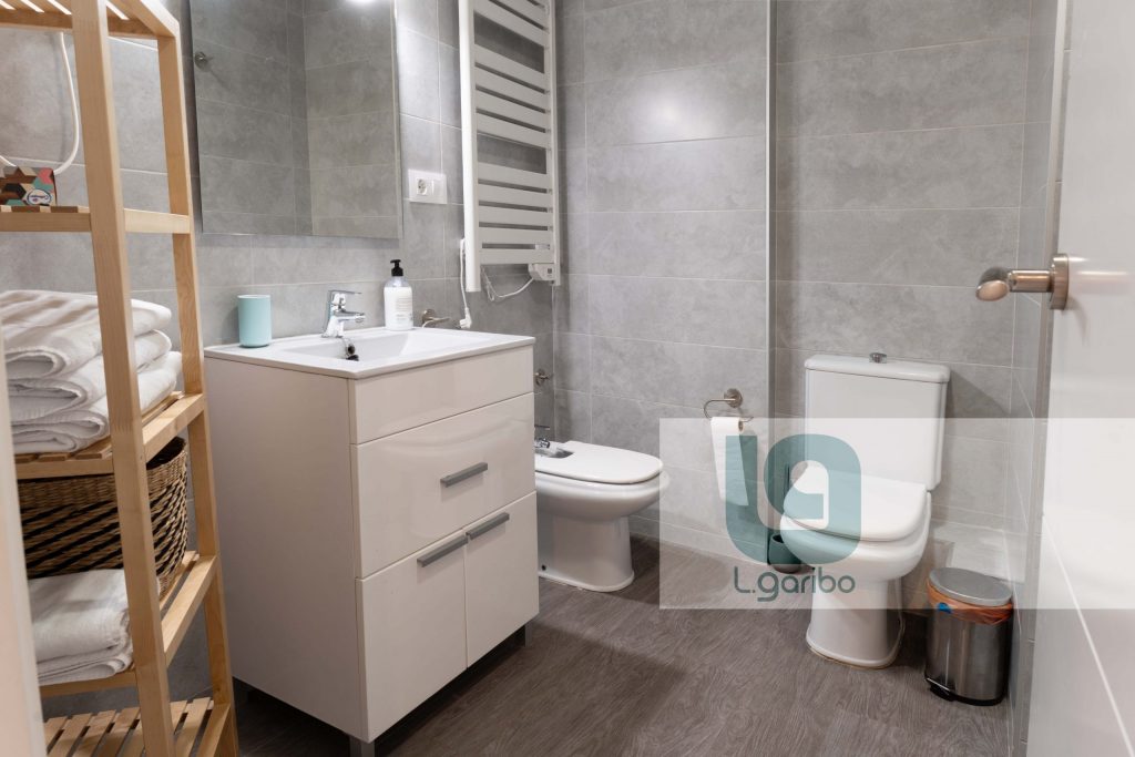 Cuarto de baño moderno y limpio para inmobiliarias en Valencia.