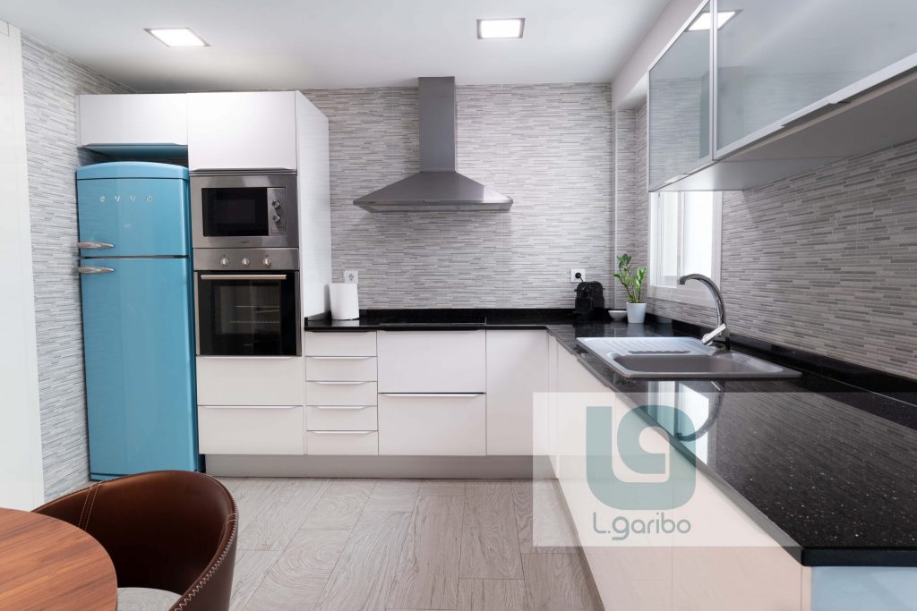 Cocina moderna equipada y luminosa en Valencia, reportaje de Inmofoto360.